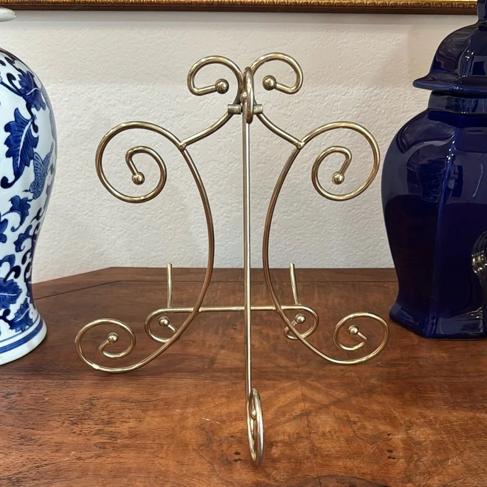 Elegant Gold Metal Display Stand